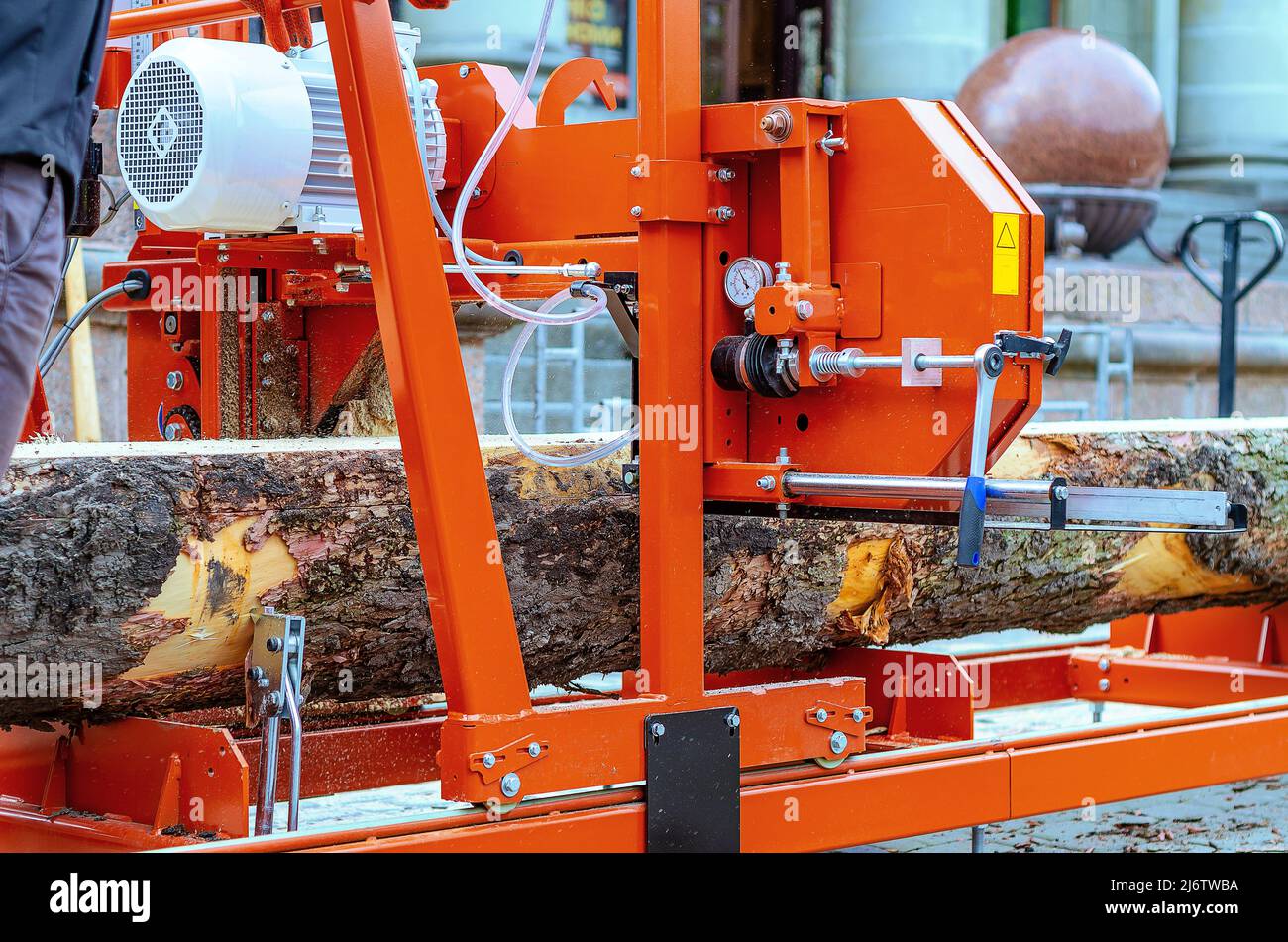 Mobile sawmill. Cutting tree logs on boards Stock Photo Alamy
