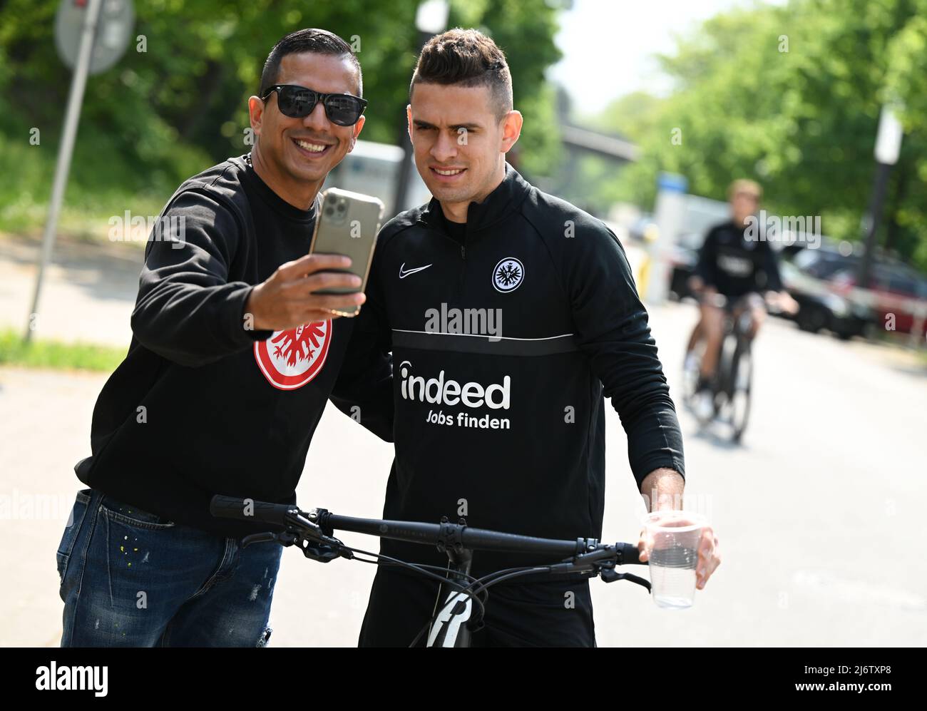 Hessen, Germany. 04 May 2022, Hessen, Frankfurt/Main: Rafael Santos Borre (r) takes a photo with a fan on the way to Eintracht Frankfurt's final training session at the Frankfurt stadium before Eintracht Frankfurt's semifinal second leg match against West Ham United. Photo: Arne Dedert/dpa Credit: dpa picture alliance/Alamy Live News Stock Photo