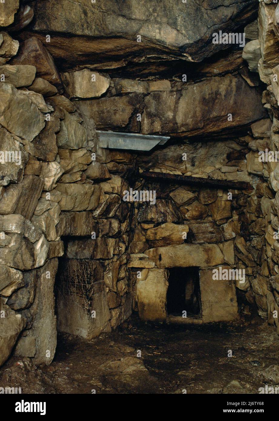View NNW inside Halliggye Fogou, Cornwall, England, UK: an impressive underground structure built inside an Iron Age enclosed settlement or ''round'. Stock Photo