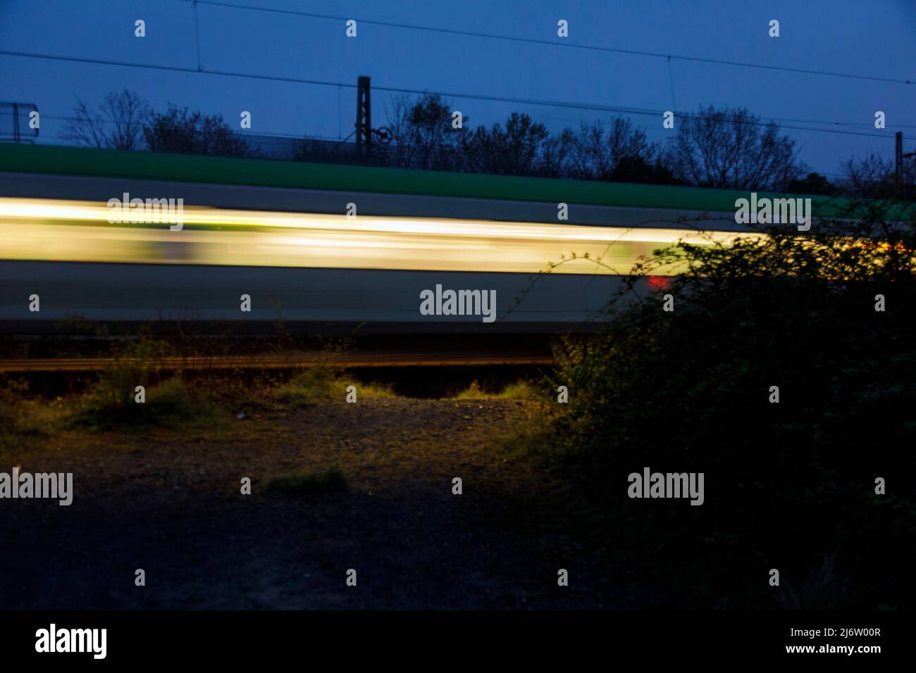 Fahrender Nachtzug der Bahn auf offener Strecke Stock Photo