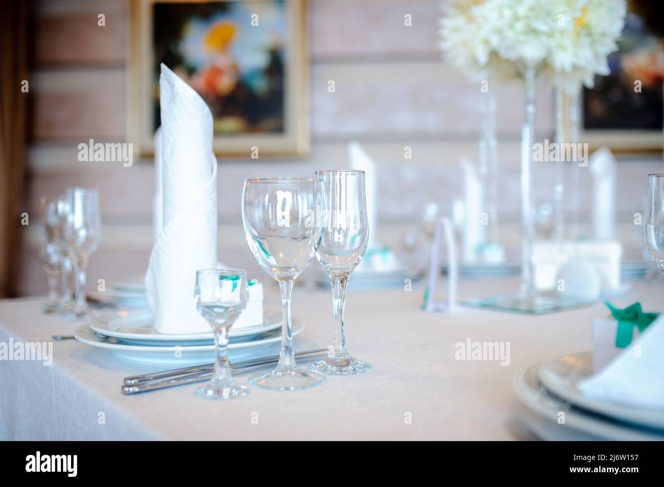 Holiday table setting Stock Photo - Alamy