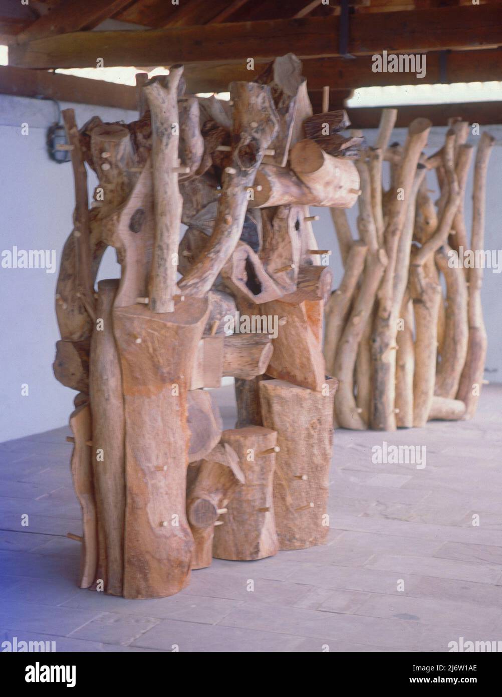 ESCULTURA REALIZADA CON TRONCOS DE MADERA - FOTO AÑOS 00. Location: EXTERIOR. VALLE DE BAZTAN. NAVARRA. SPAIN. Stock Photo