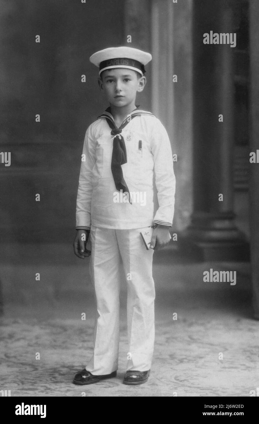 Fotografía de estudio de un niño con vestido de marinero para la primera comunión. Barcelona, años 1925. Stock Photo