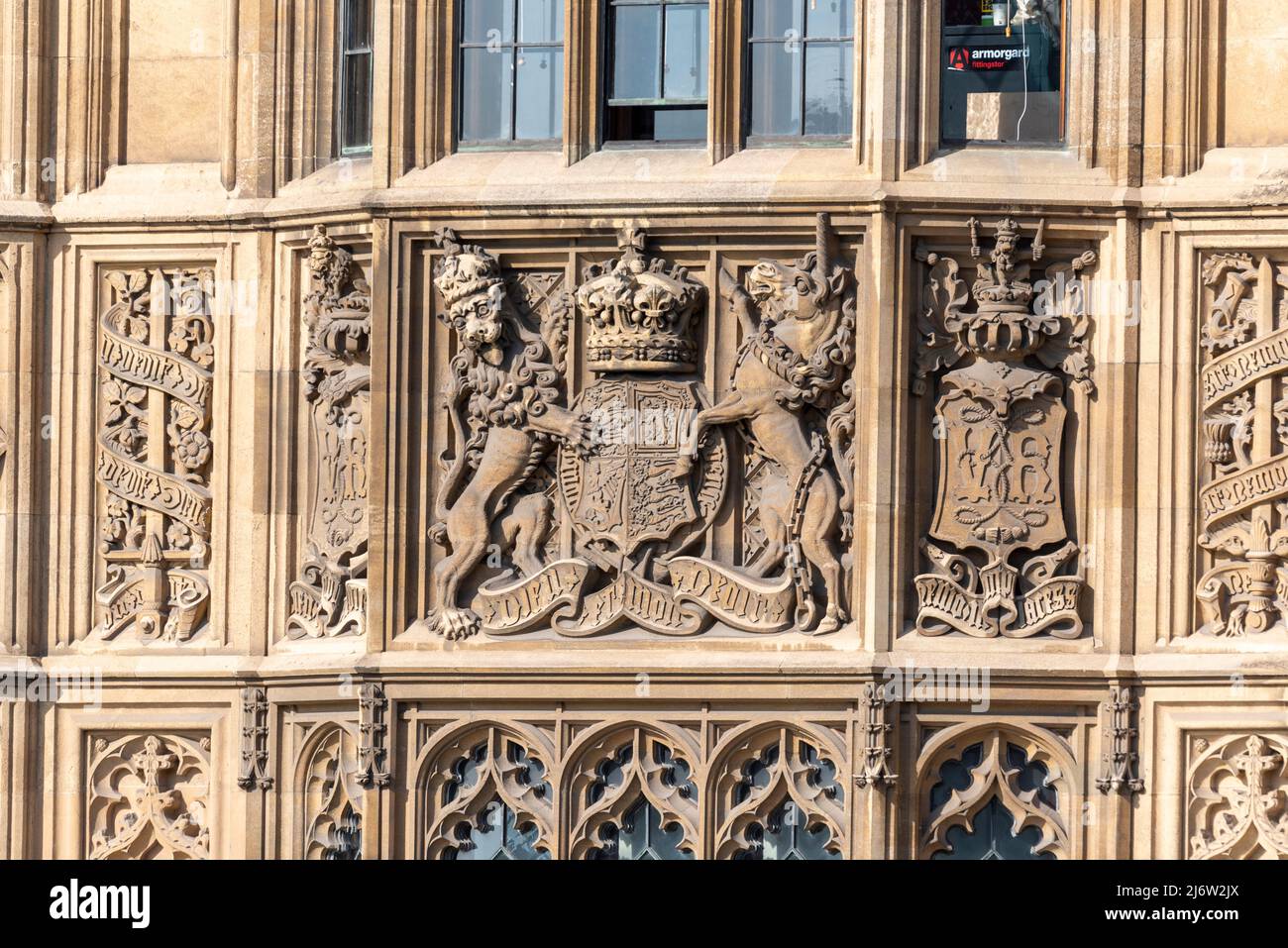 Dieu et mon droit motto and coat of arms of the United Kingdom on the Palace of Westminster, Houses of Parliament. Architecture, Victoria Regina, VR Stock Photo