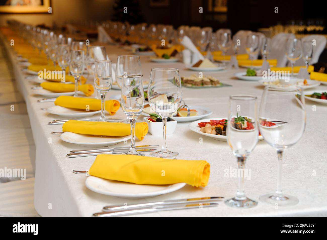 dining table setting Stock Photo Alamy