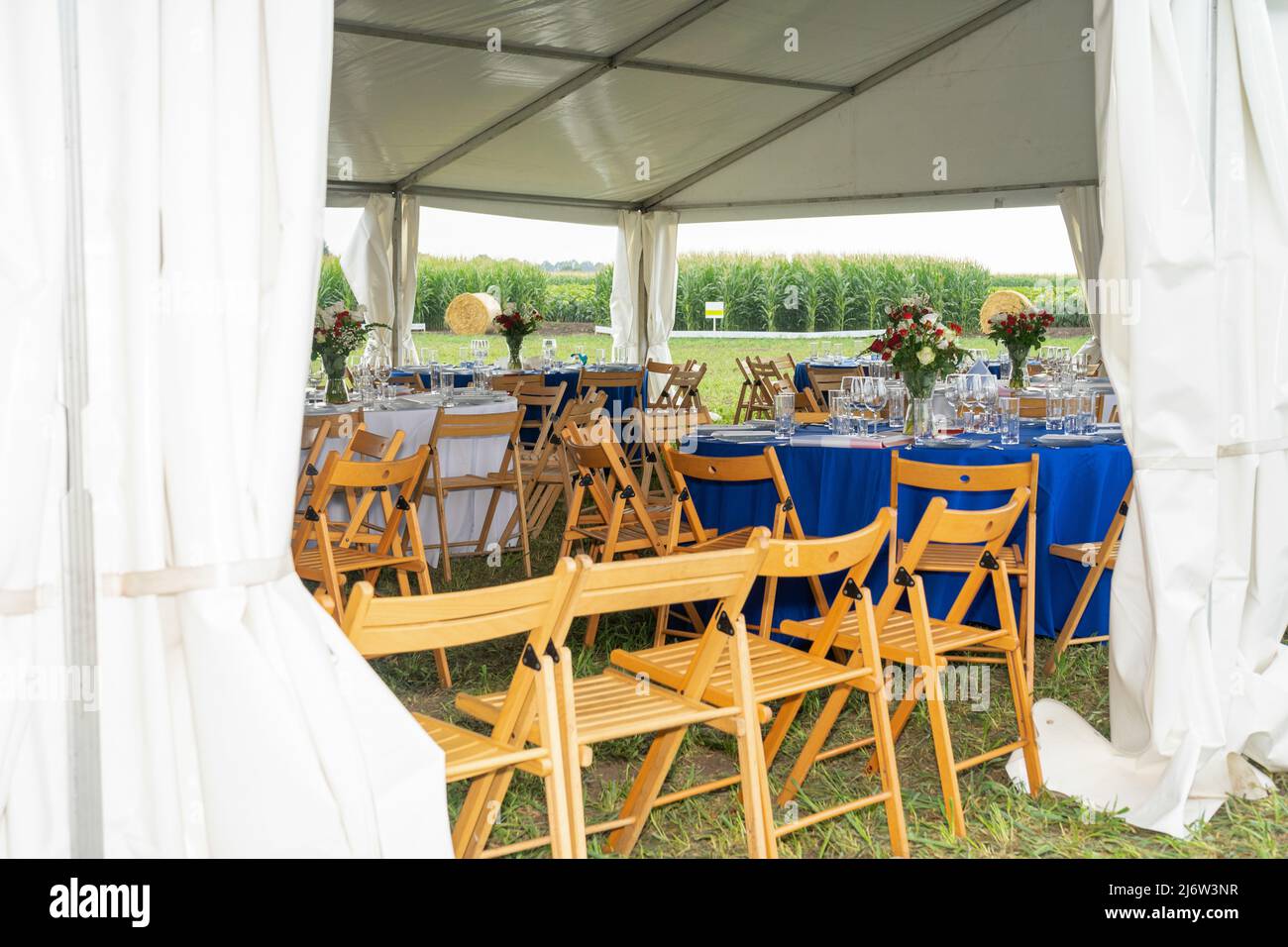 outdoor catering in the middle of the field Stock Photo Alamy