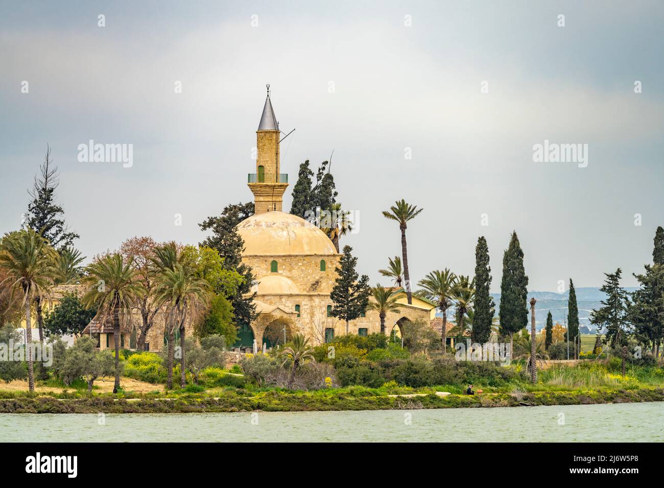 Die Moschee Hala Sultan Tekke, Larnaka, Zypern, Europa  |  Hala Sultan Tekke or the Mosque of Umm Haram, Larnaca, Cyprus, Europe Stock Photo