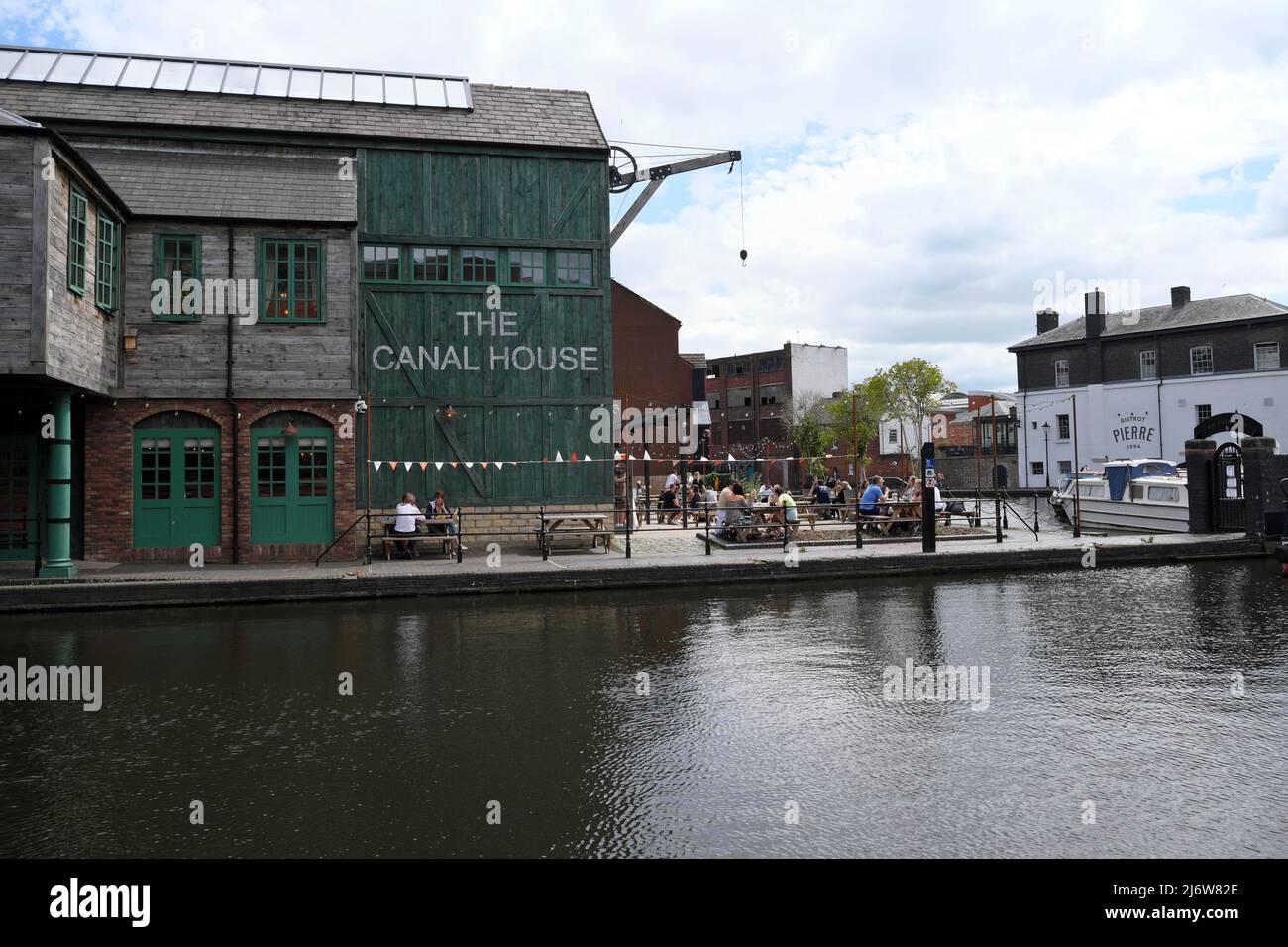 the-canal-house-bar-restaurant-in-birmingham-s-gas-street-basin-in