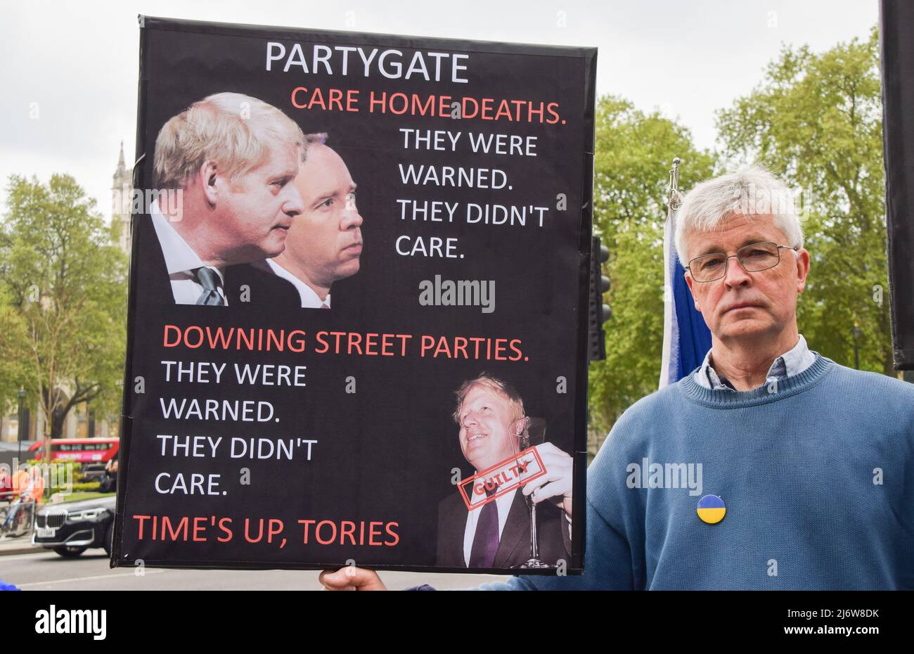 London, UK. 4th May 2022. Anti-Tory and anti-Boris Johnson protesters gathered outside the Parliament as pressure continues to mount on the Prime Minister over the Partygate scandal and the cost of living crisis. Credit: Vuk Valcic/Alamy Live News Stock Photo