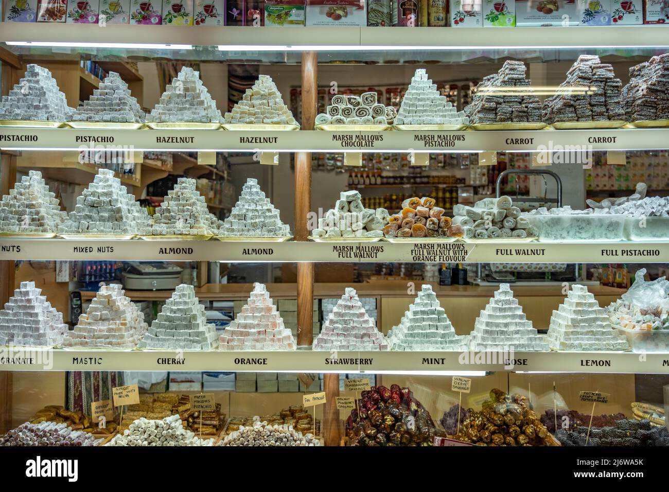 Türkische Süssigkeiten im Schaufenster, Nord-Nikosia oder Lefkosa, Türkische Republik Nordzypern, Europa  |  Turkish sweets in a shop window, North Ni Stock Photo