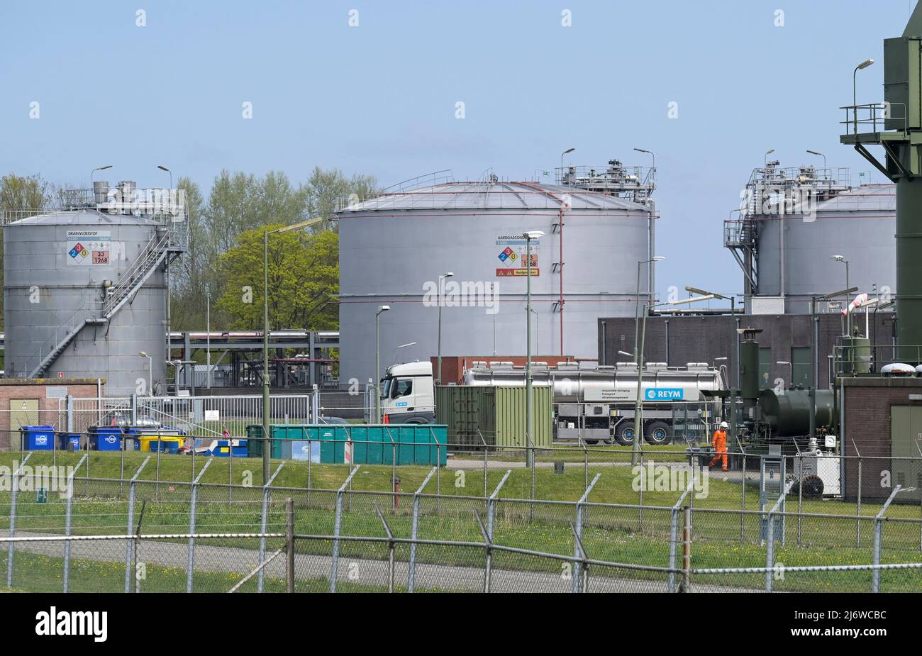 NETHERLANDS, Friesland, natural gas plant of NAM and Gasunie / NIEDERLANDE, Friesland, Förderung und Verarbeitung von Erdgas durch Firmen NAM und Gasunie Stock Photo
