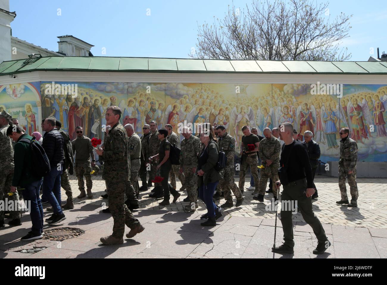 KYIV, UKRAINE - MAY 4, 2022 - People queue to pay their late respects to Donetsk Airport defender, junior sergeant of the Ukrainian Armed Forces, phot Stock Photo
