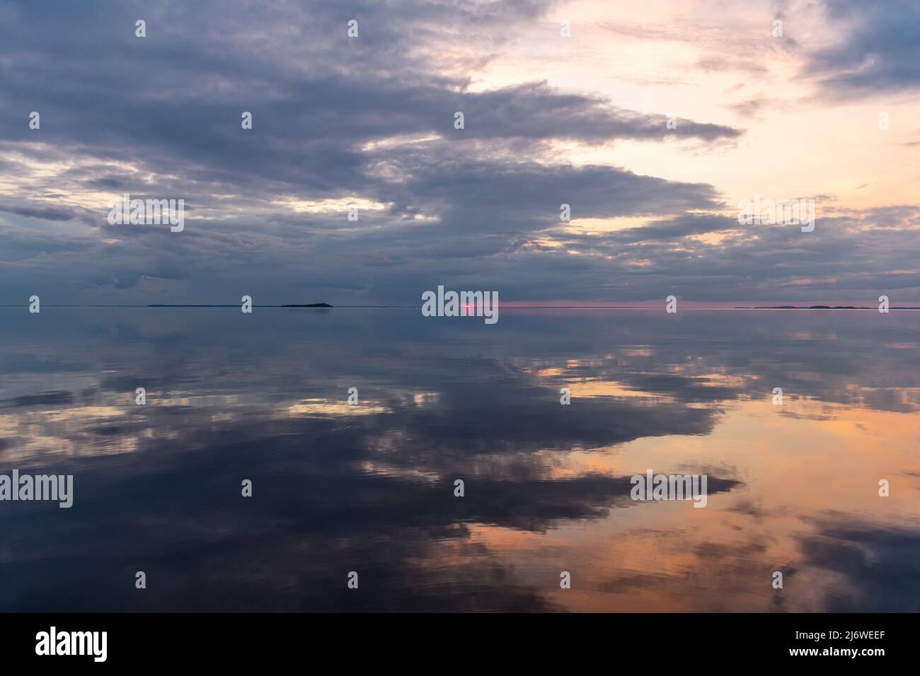 Calm lake reflecting sky clouds hi-res stock photography and images - Alamy