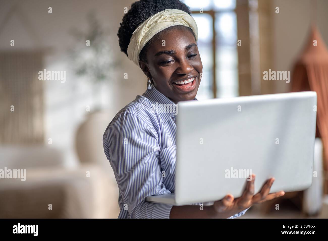 Dark skinned smiling woman hi-res stock photography and images - Alamy