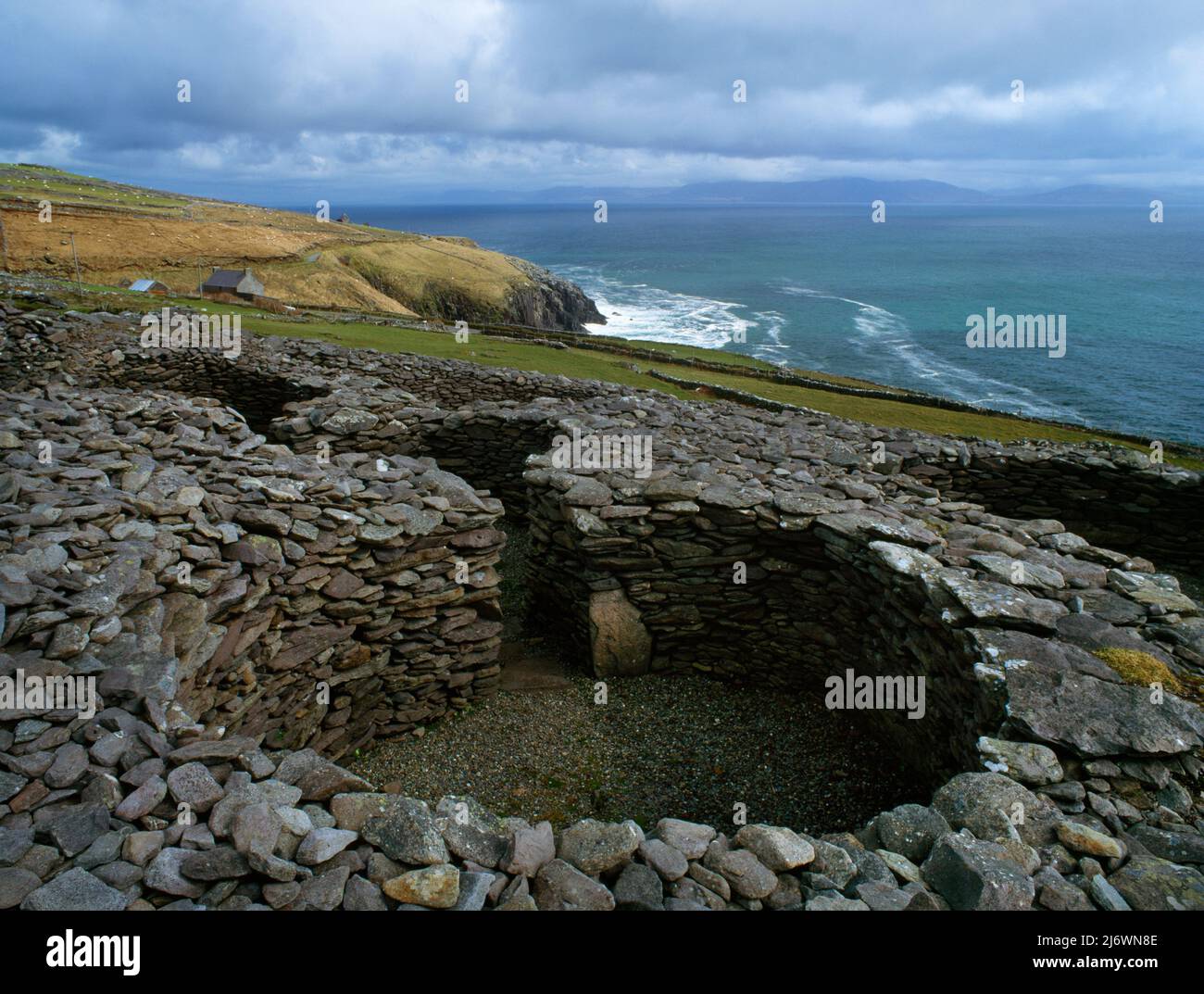 View SE of Caher Murphy Early Medieval cashel, Glanfahan, Dingle, County Kerry, Republic of Ireland, showing conjoined clochans (beehive dwellings). Stock Photo
