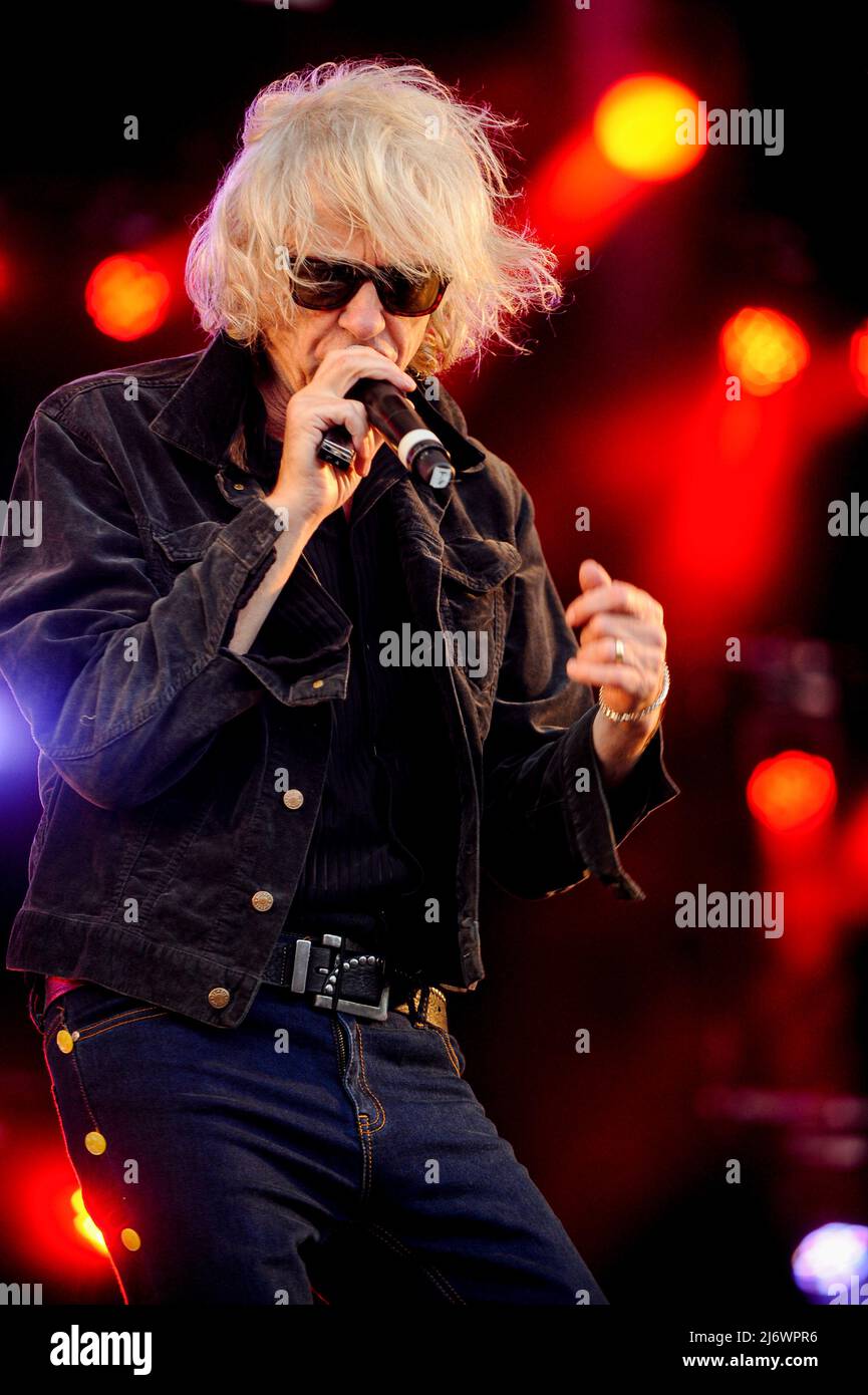 Sir Bob Geldof Lead singer of The Boomtown Rats performs live on stage