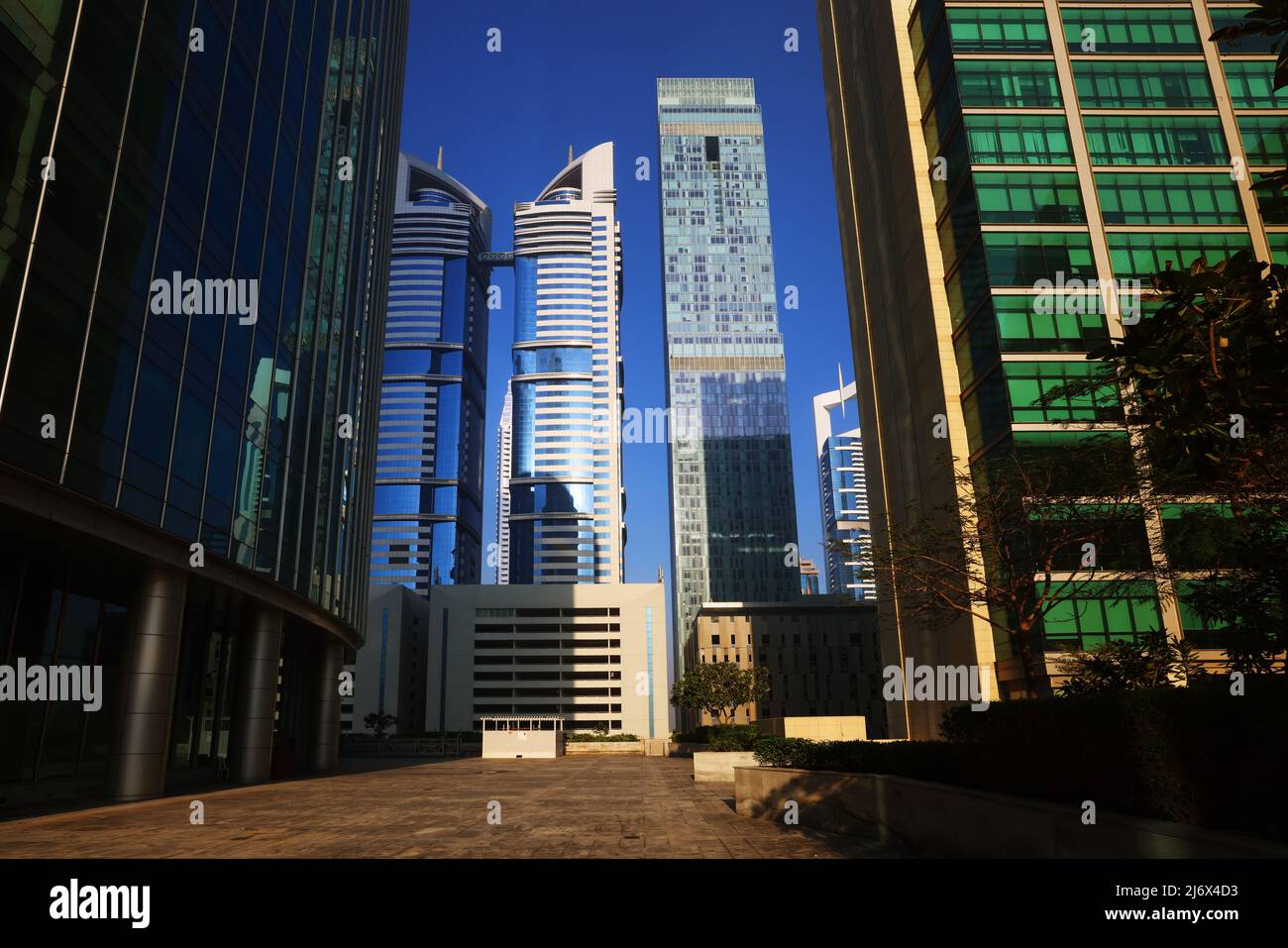 Dynamik, Dubai, Wolkenkratzer, , moderne Architektur,  Atemberaubende Aussicht auf die Skyline mit Hochhäuser, Skyscraper, Hotels im Finanzzentrum Stock Photo