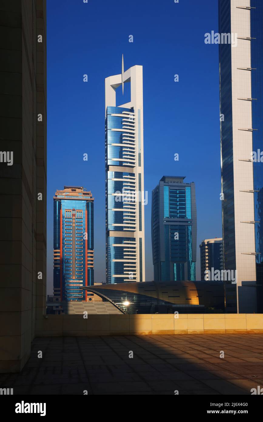 Dynamik, Dubai, Wolkenkratzer, , moderne Architektur,  Atemberaubende Aussicht auf die Skyline mit Hochhäuser, Skyscraper, Hotels im Finanzzentrum Stock Photo