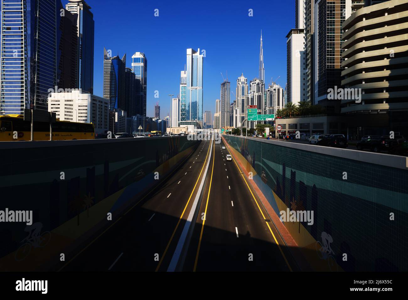 Dubai, Verkehr, Wolkenkratzer, , moderne Architektur,  Atemberaubende Aussicht auf die Skyline mit Hochhäuser, Auto, Transport in den Straßen in Dubai Stock Photo