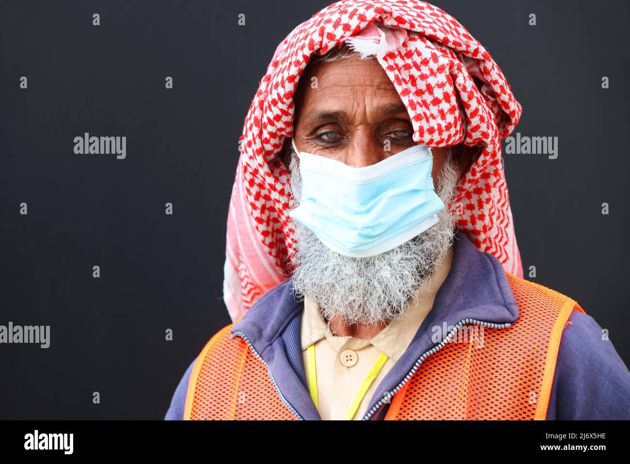 Arbeit. Handwerker, Dynamik, Energie, Baustelle, Dubai, Arbeiter,  moderne Baustelle Porträt eines Arbeiters aus Indien oder Pakistan Stock Photo