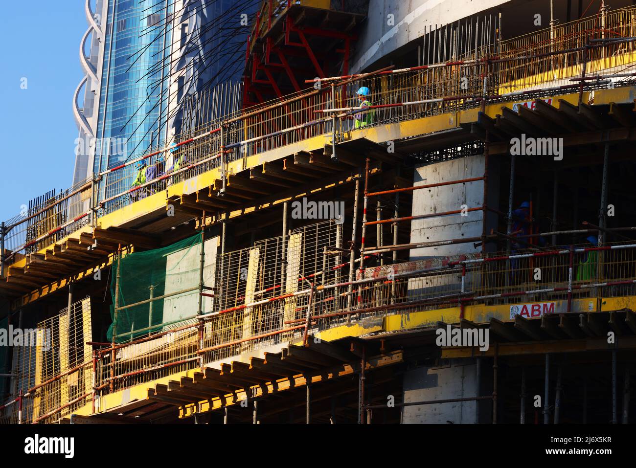 Dubai Baustelle, Arbeit. Dynamik, Energie, Baustelle, Dubai, Wolkenkratzer, , moderne Baustelle als Rohbau mit Arbeitern aus Indien und Pakistan Stock Photo