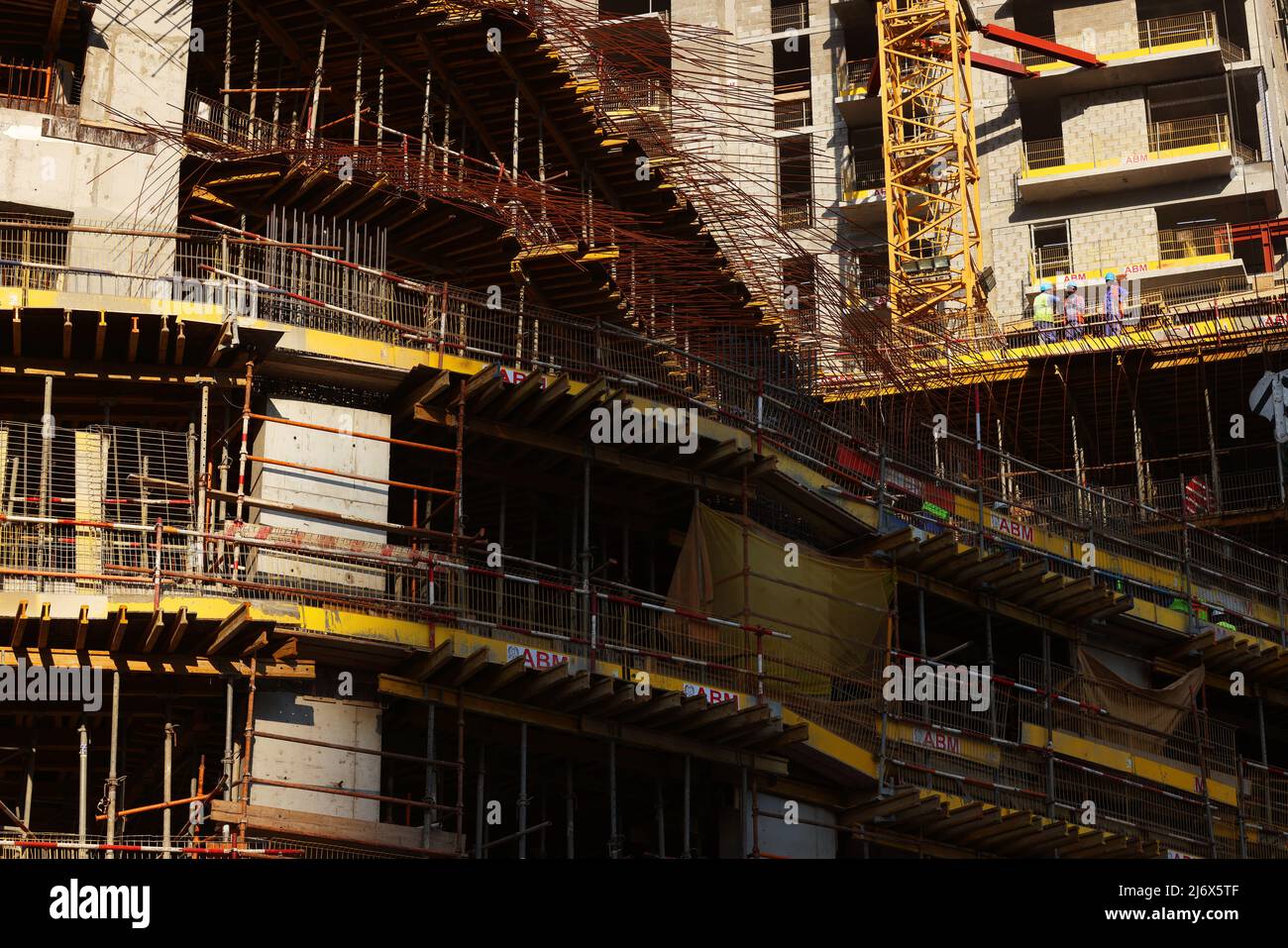 Dubai Baustelle, Arbeit. Dynamik, Energie, Baustelle, Dubai, Wolkenkratzer, , moderne Baustelle als Rohbau mit Arbeitern aus Indien und Pakistan Stock Photo