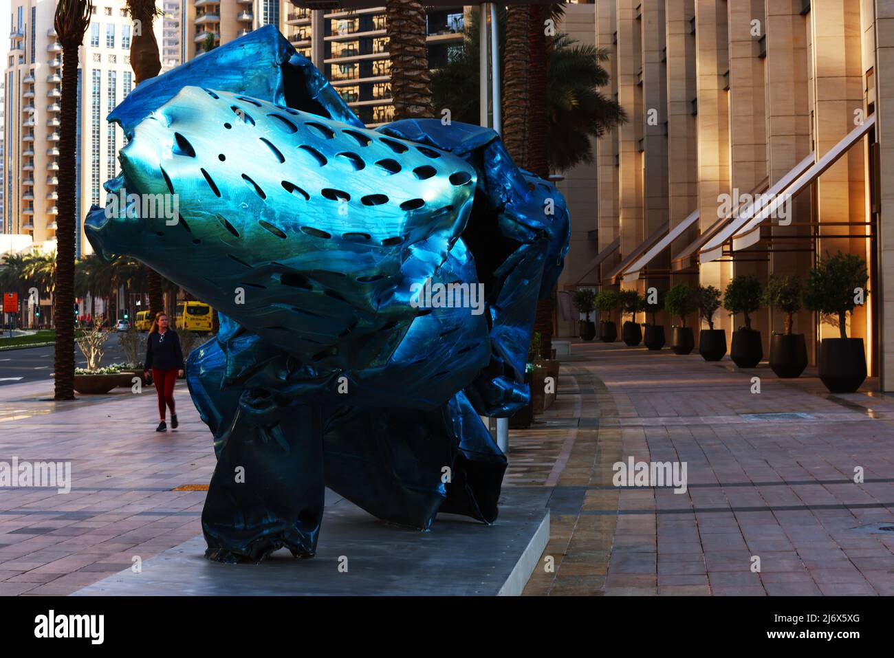 Kunstwerk eines Künstlers aus Eisen, Stahl und Metall in den Straßen von Dubai Downtown Stock Photo