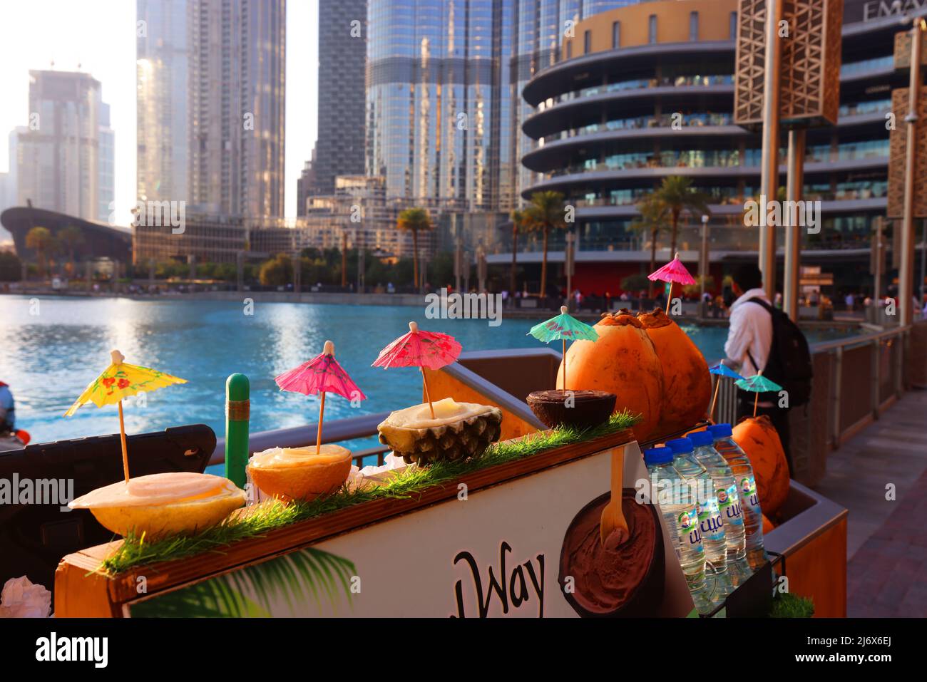 Cafe, Bar, Skybar, Cocktail, Dubai,  moderne Architektur,  Atemberaubende Aussicht Im Cafe der Dubai Mall oder Einkaufszentrum Stock Photo