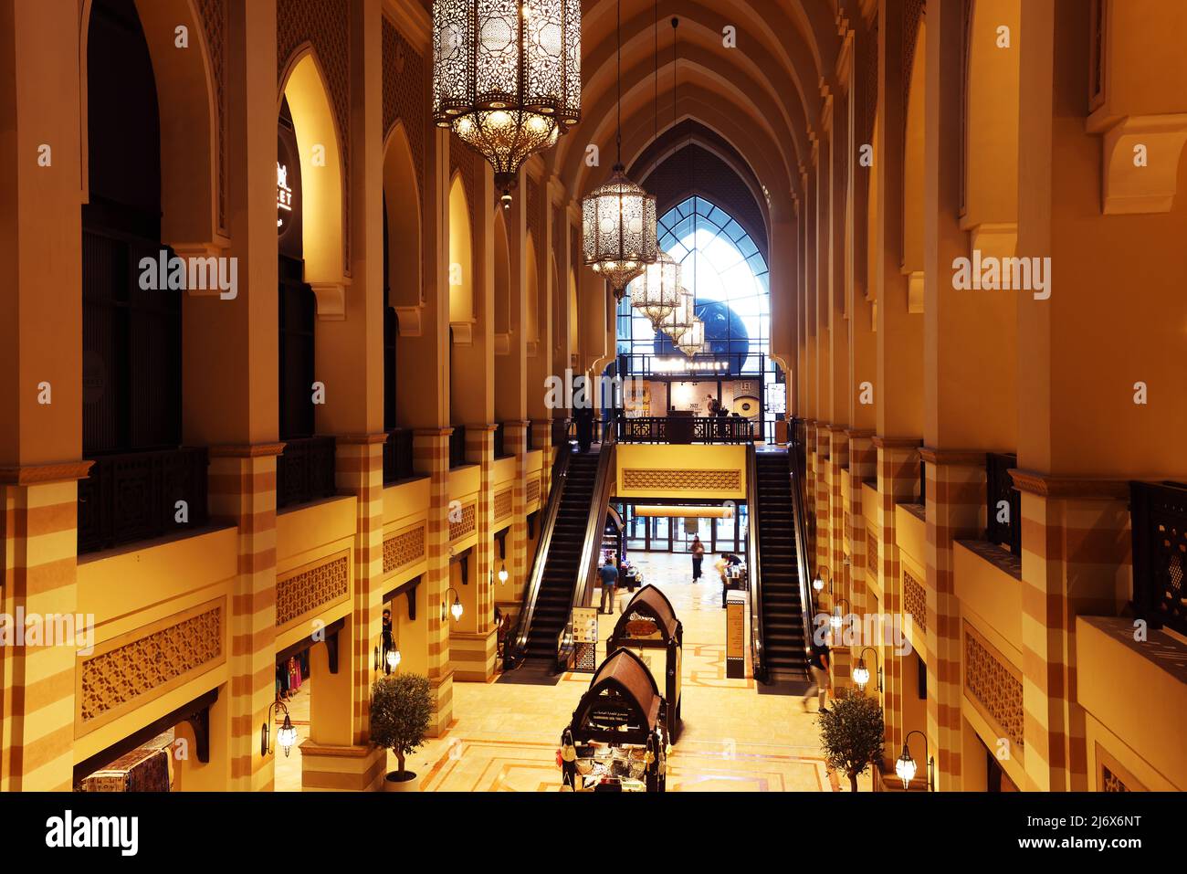 Architektur, Dubai, Souk, Shopping, Souk al Bahar beherbergt Geschäfte und Restaurants und ist ein kulturelles Erlebnis mit traditioneller Kultur Stock Photo