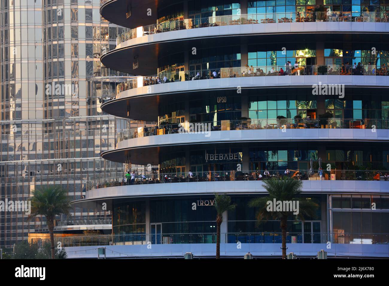 Cafe, Bar, Skybar, Cocktail, Dubai,  moderne Architektur,  Atemberaubende Aussicht Im Cafe der Dubai Mall oder Einkaufszentrum Stock Photo