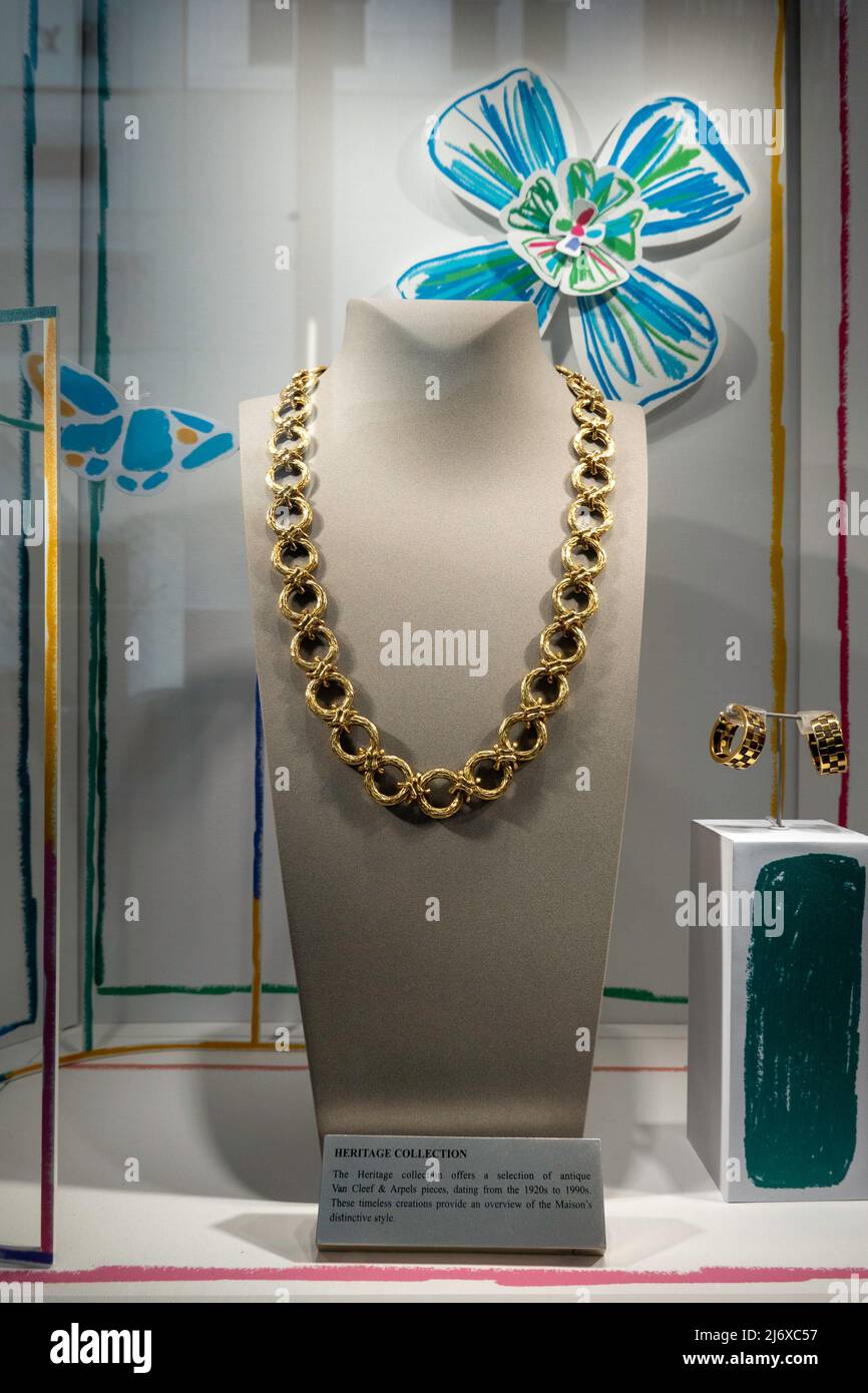 VAn Cleef & Arpels is a luxury jewelry store on Fifth Avenue in New