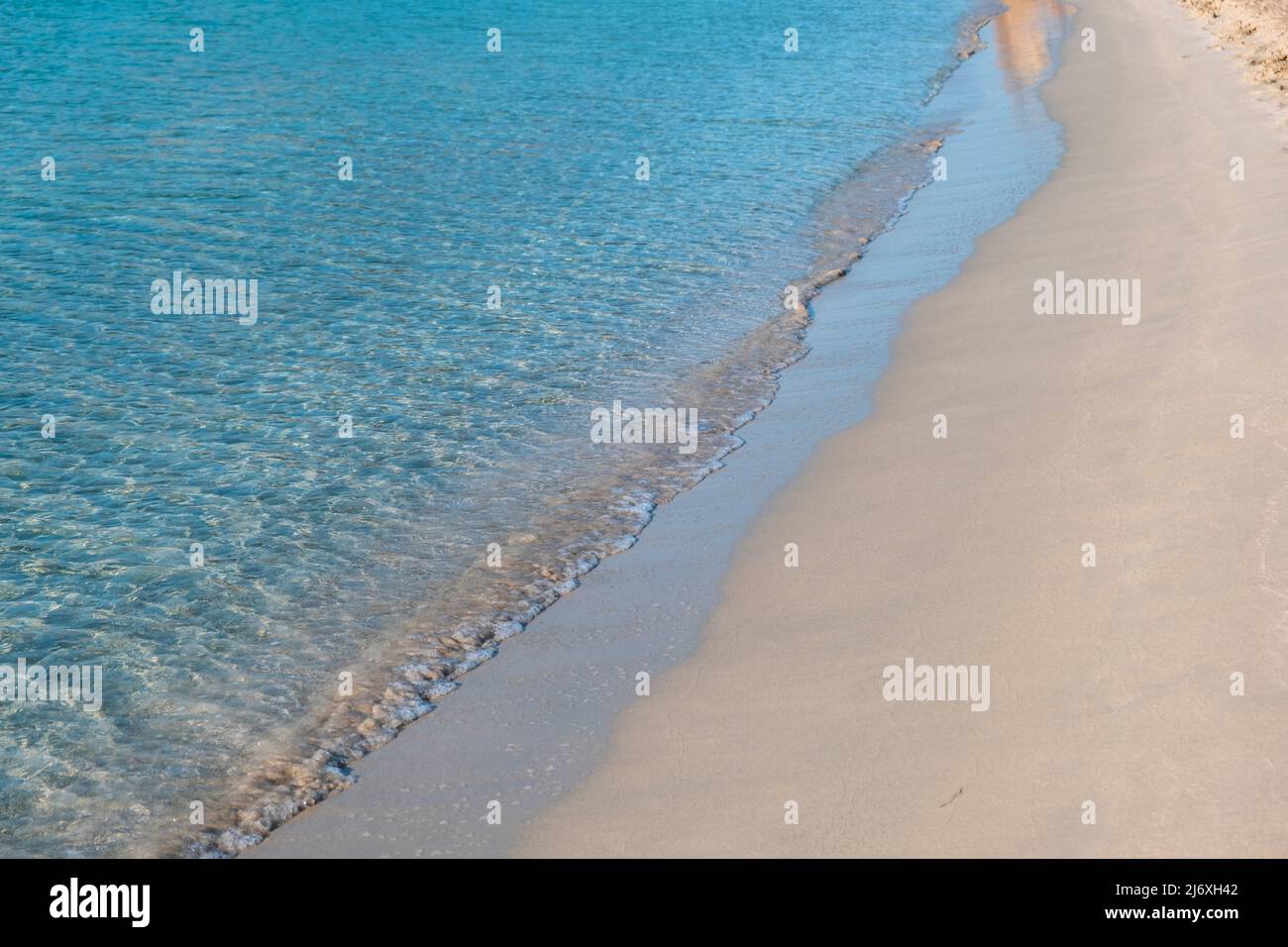 Empty sandy beach in Greece. Sea water transparent turquoise color, white  sand, view from above, copy space. Sunny day, summer holiday, Elafonisos,  Gr Stock Photo - Alamy