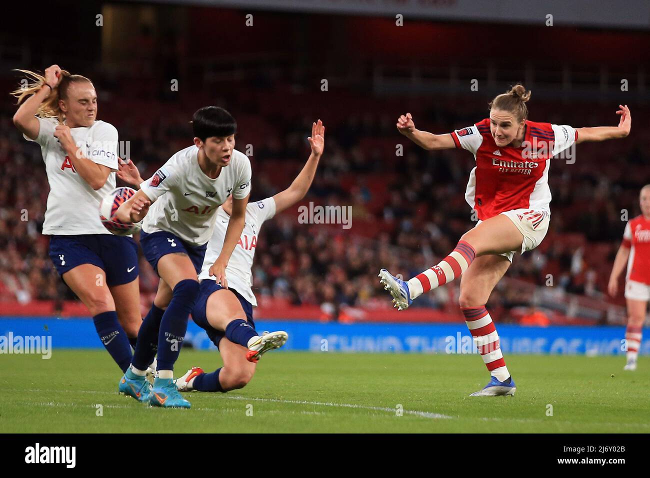 London, UK. 04th May, 2022. Vivianne Miedema of Arsenal Women (R) takes a shot at goal. Barclays FA Women's super league match, Arsenal women v Tottenham Hotspur women at the Emirates Stadium in London on Wednesday 4th May 2022. this image may only be used for Editorial purposes. Editorial use only, license required for commercial use. No use in betting, games or a single club/league/player publications.pic by Steffan Bowen/Andrew Orchard sports photography/Alamy Live News Credit: Andrew Orchard sports photography/Alamy Live News Stock Photo