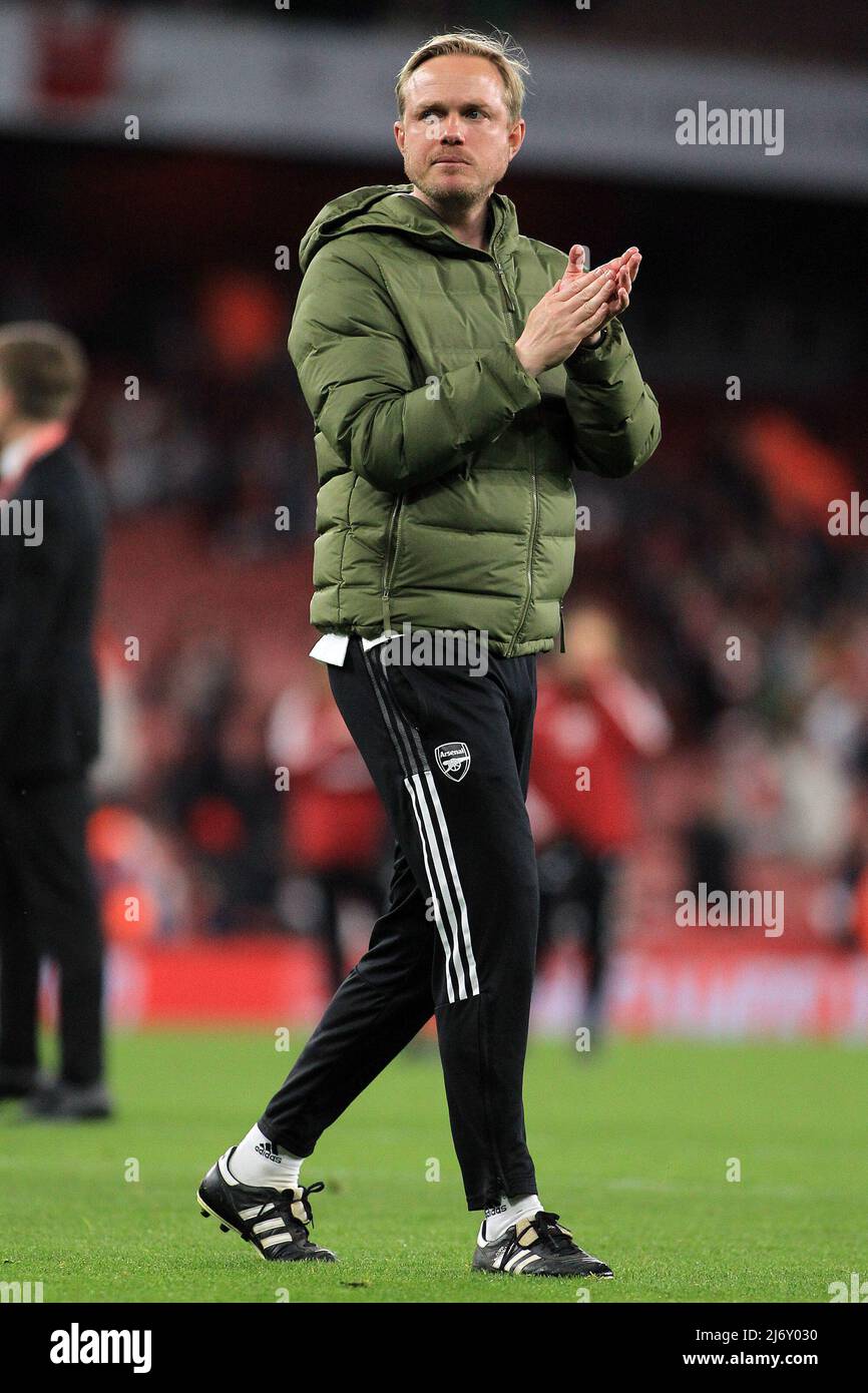 London, UK. 04th May, 2022. Arsenal Women Manager Jonas Eidevall claps the fans after the game. Barclays FA Women's super league match, Arsenal women v Tottenham Hotspur women at the Emirates Stadium in London on Wednesday 4th May 2022. this image may only be used for Editorial purposes. Editorial use only, license required for commercial use. No use in betting, games or a single club/league/player publications.pic by Steffan Bowen/Andrew Orchard sports photography/Alamy Live News Credit: Andrew Orchard sports photography/Alamy Live News Stock Photo