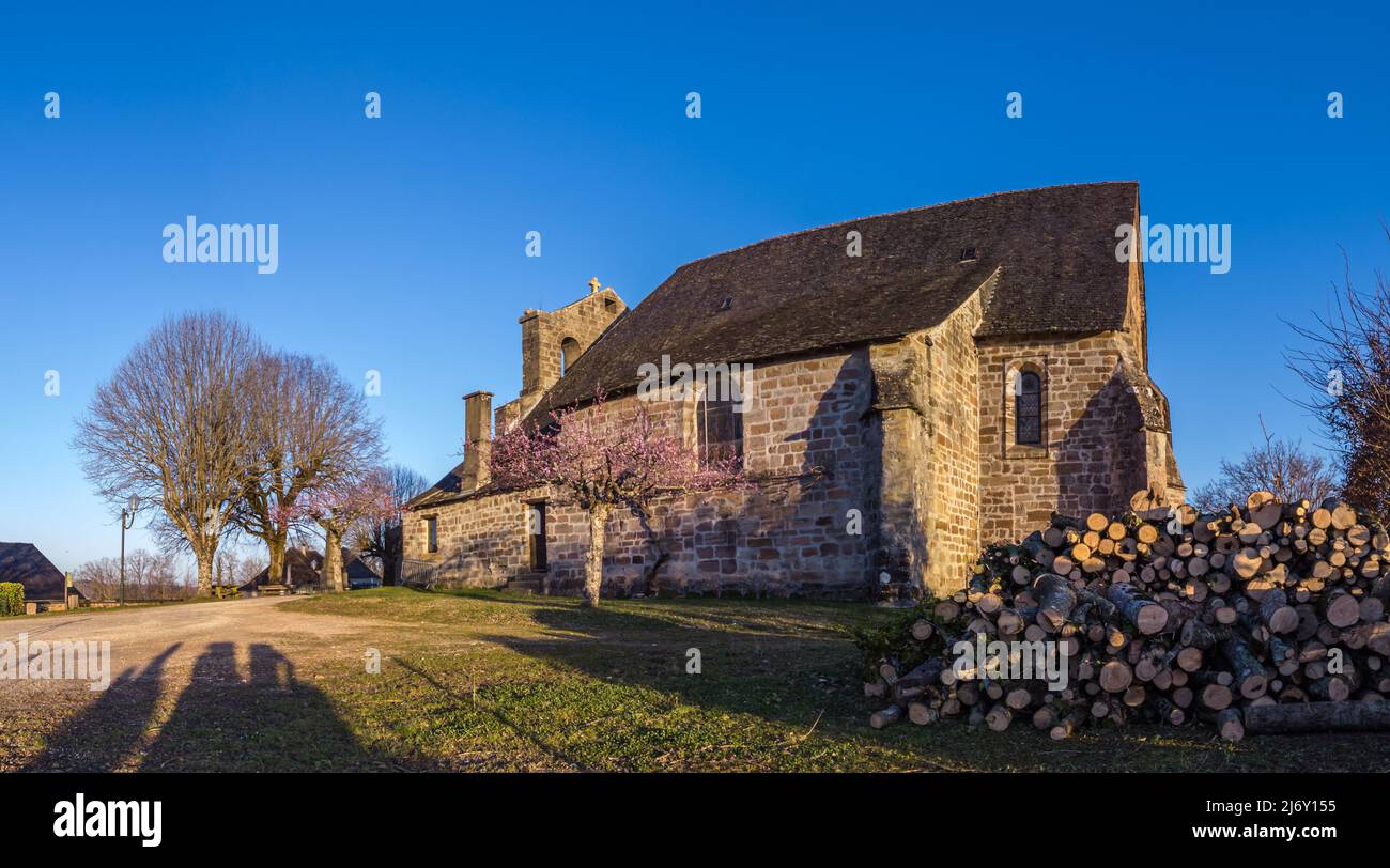 Vue panoramique de l'église Saint-Sigismond à l'approche du printemps Stock Photo