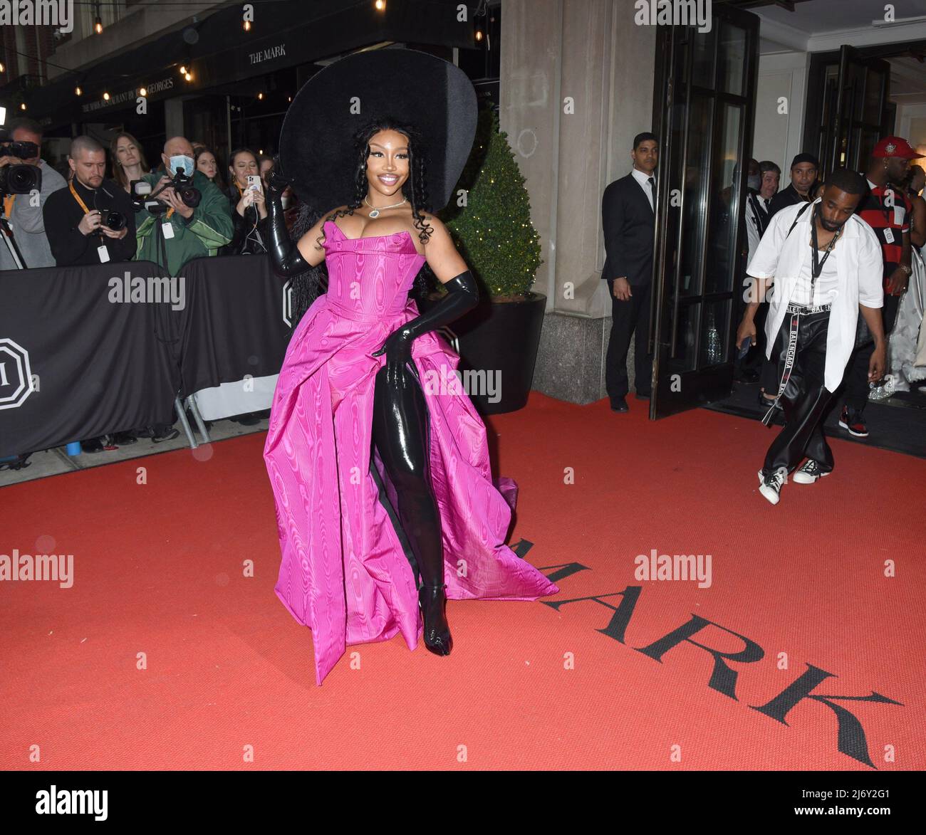 Met gala 2022 emma stone hi-res stock photography and images - Alamy