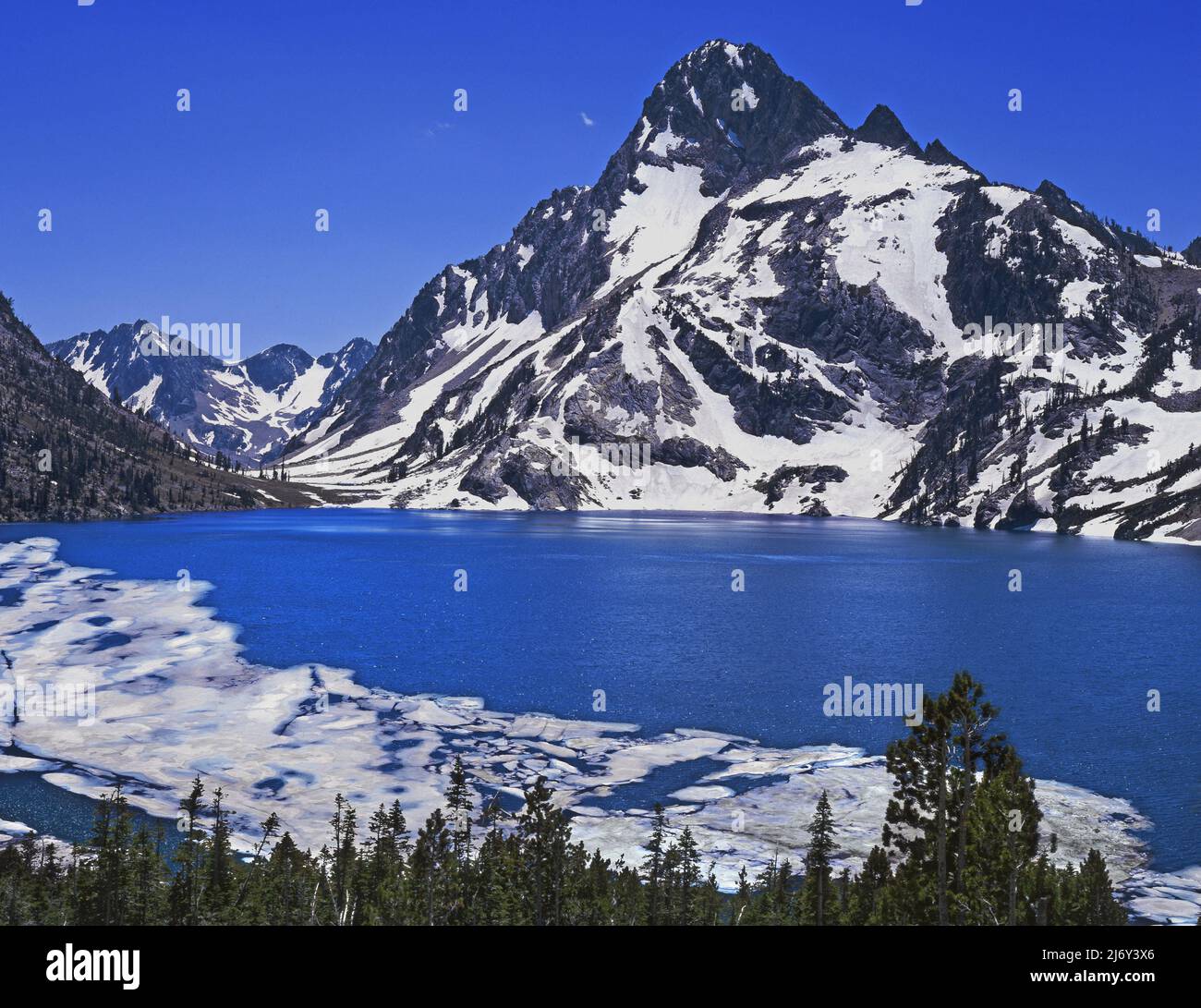 https://c8.alamy.com/comp/2J6Y3X6/mt-regan-and-sawtooth-lake-in-sawtooth-national-recreation-area-idaho-2J6Y3X6.jpg