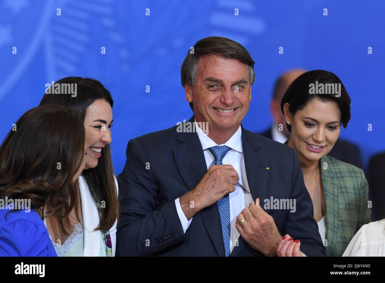 DF - Brasilia - 05/04/2022 - BRASILIA, DELIVERIES OF THE INCOME AND OPPORTUNITY PROGRAM - The President of the Republic, Jair Bolsonaro, accompanied by the first lady, Michelle Bolsonaro, during Ceremony of New Deliveries of the Income and Opportunity Program this Wednesday , May 04 . Photo: Mateus Bonomi/AGIF/Sipa USA Stock Photo
