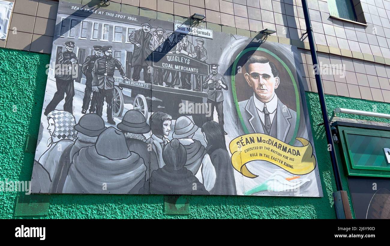 The famous Wall Murals of Belfast on the houses and Peace Wall
