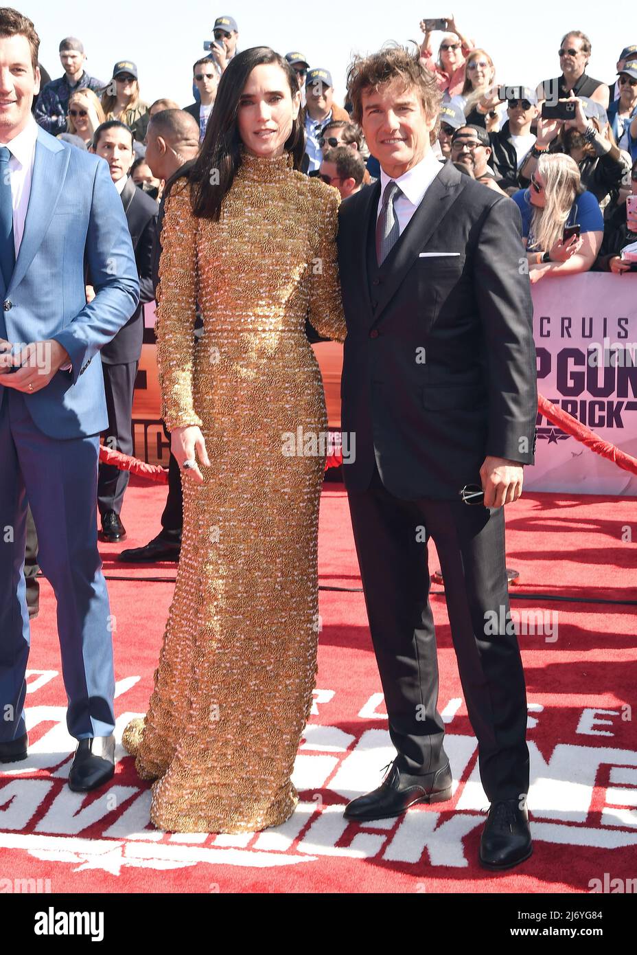 Jennifer Connelly and Tom Cruise walking on the red carpet at the