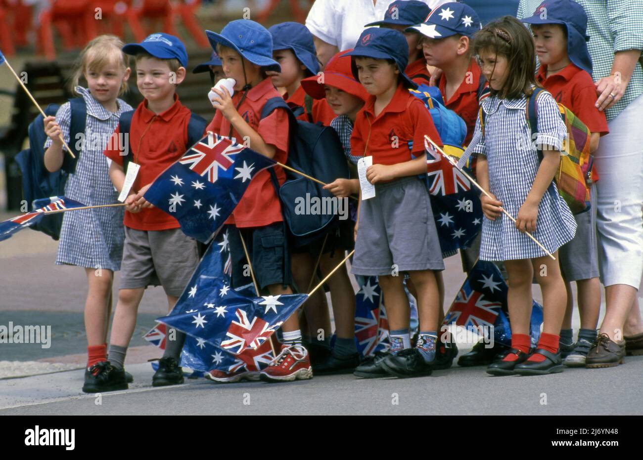 PRIMARY SCHOOL CHILDREN ON AN EXCURSION IN THE CITY ON AUSTRALIA DAY TO WATCH THE PARADE. SYDNEY, NSW, AUSTRALIA. Stock Photo