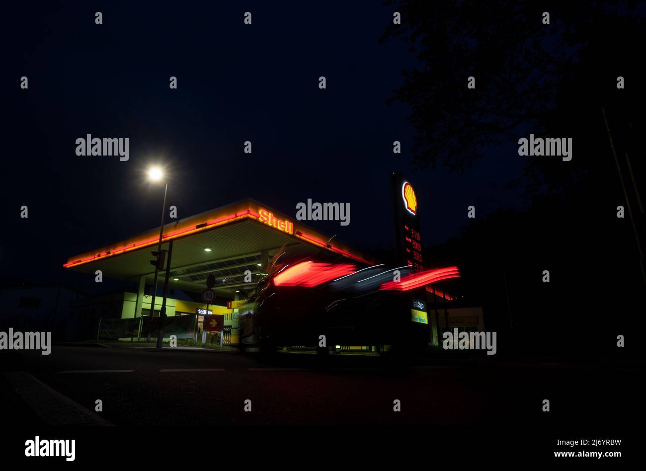 05 May 2022, Baden-Wuerttemberg, Stuttgart: A car pulls into a Shell ...