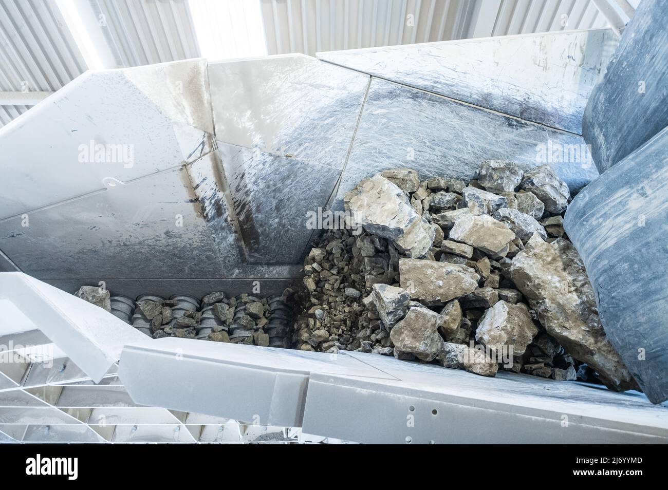 02 May 2022, Baden-Wuerttemberg, Ehningen: A roller grate in a crushing  plant in a quarry. Photo: Silas Stein/dpa Stock Photo - Alamy