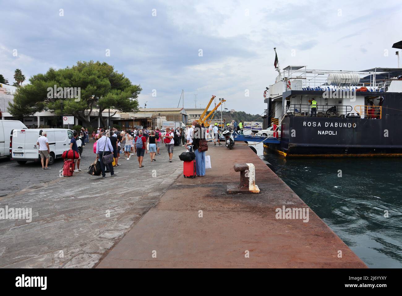Procida – Sbarco di turisti dal traghetto della Medmar al porto di Marina Grande Stock Photo
