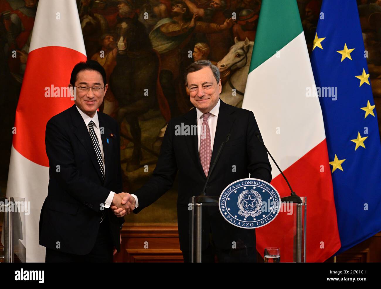 (220505) -- ROME, May 5, 2022 (Xinhua) -- Italian Prime Minister Mario Draghi (R) shakes hands with Japanese Prime Minister Fumio Kishida in Rome, Italy on May 4, 2022. The leaders of Italy and Japan on Wednesday said they would push for a negotiated settlement to the Ukraine conflict. (Photo by Alberto Lingria/Xinhua) Stock Photo