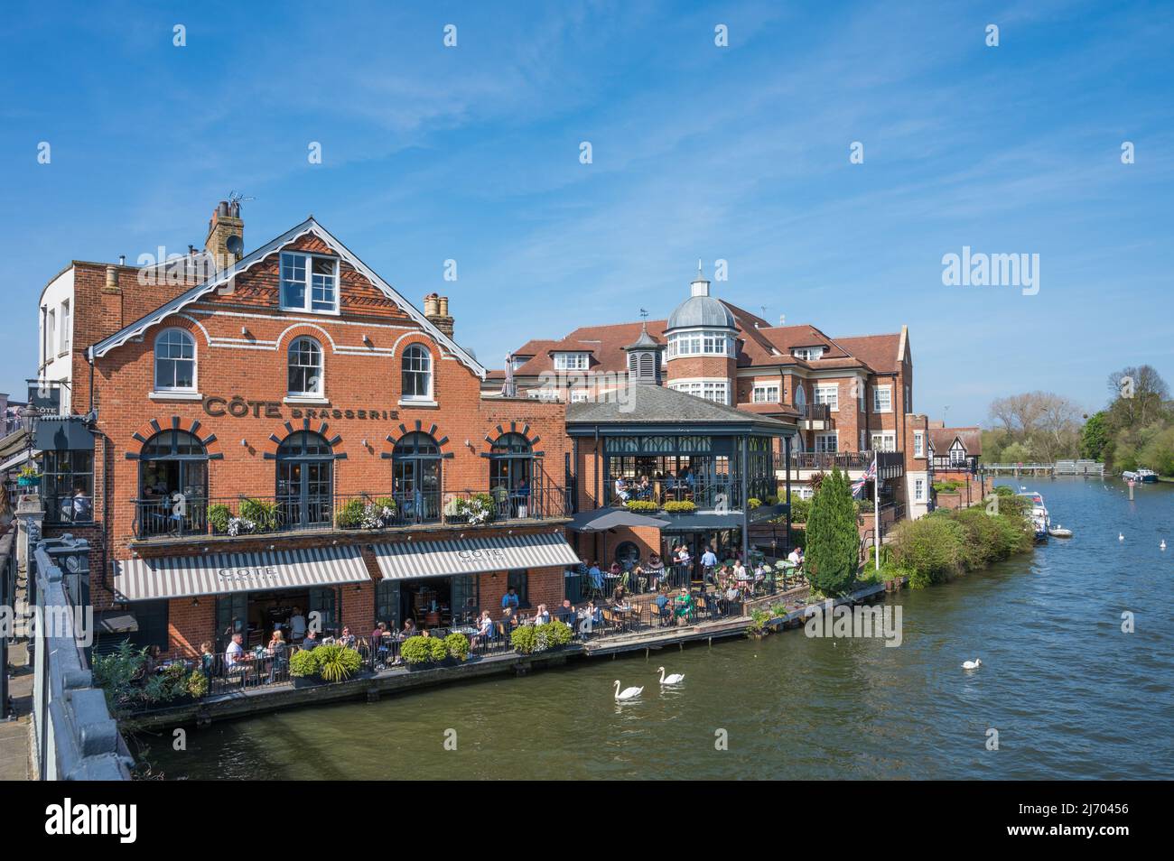 People dining on the Thames riverfront terrace of Cote Brasserie on a sunny springtime day. Eton, Windsor, England, UK Stock Photo