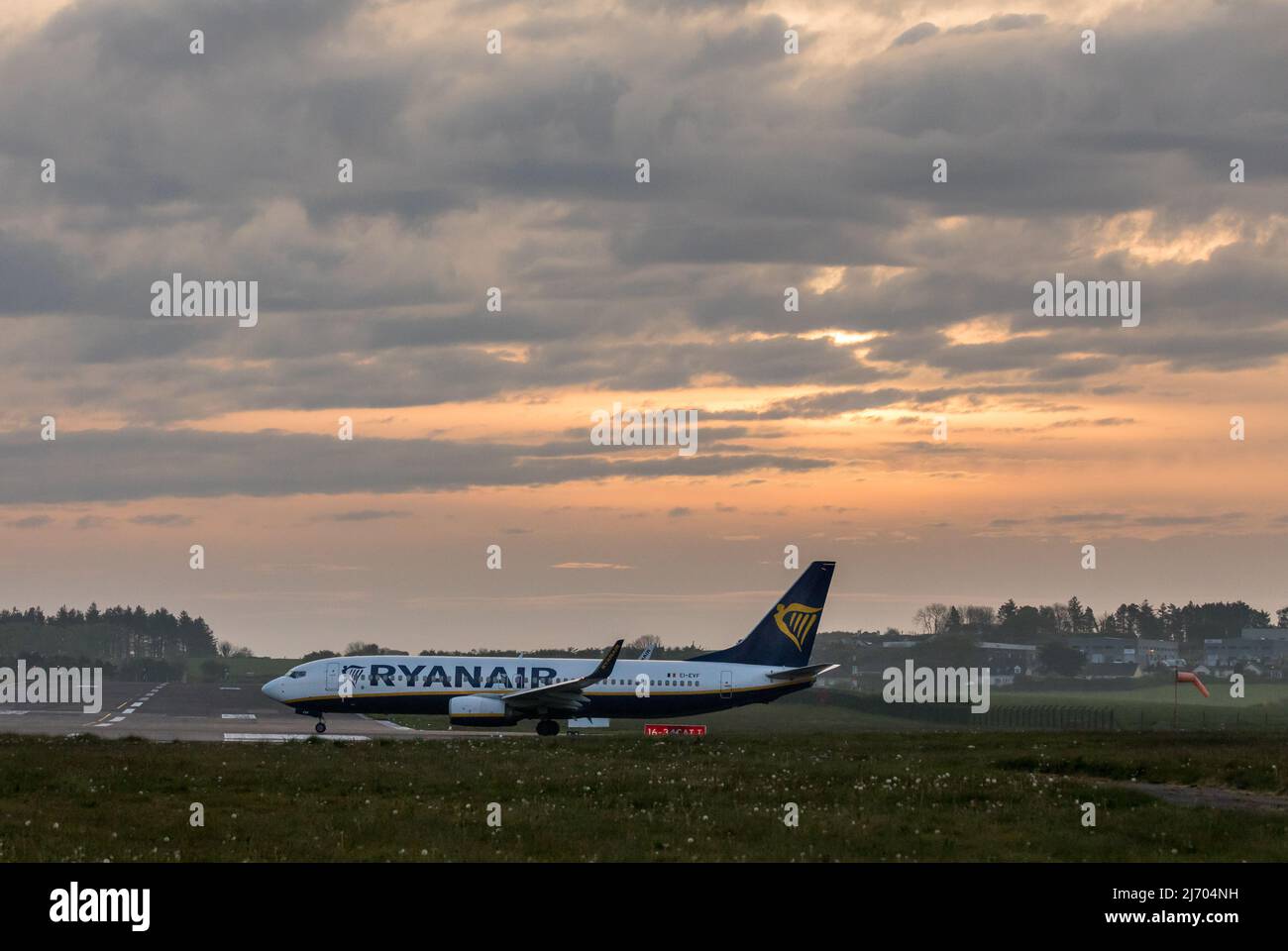 Cork Airport, Cork, Ireland. 05th May, 2022. A Ryanair Boeing 737 speeds down the runway at dawn for takeoff for a flight to Poznan from Cork Airport, Ireland.  - Picture David Creedon Credit: David Creedon/Alamy Live News Stock Photo