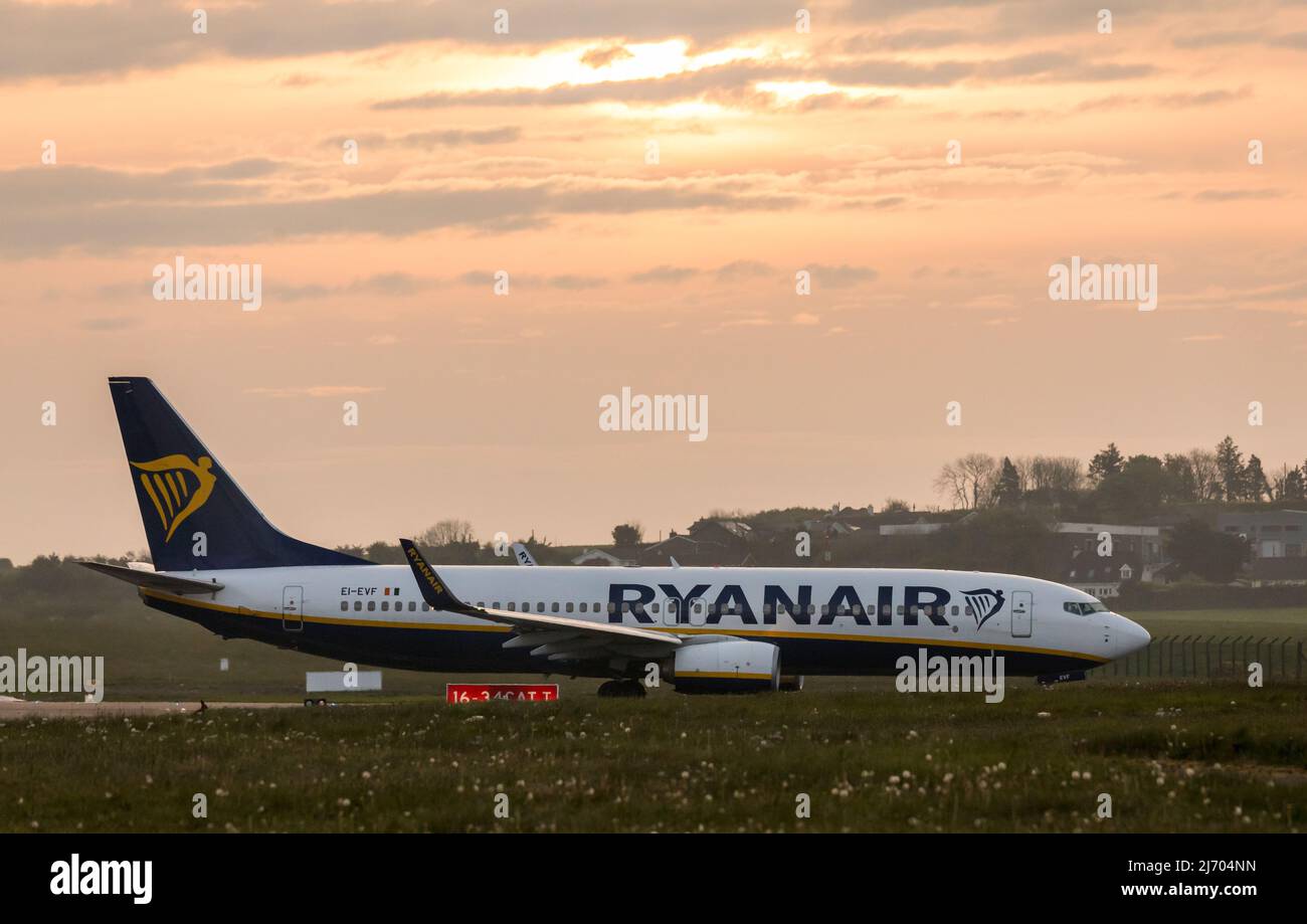 Cork Airport, Cork, Ireland. 05th May, 2022. A Ryanair Boeing 737 taxiing onto runway 16/34 after sunrise as it prepares for its flight to Poznan, Poland from Cork Airport, Ireland.  - Picture David Creedon Credit: David Creedon/Alamy Live News Stock Photo