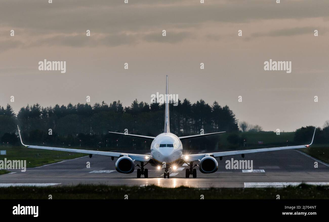 Cork Airport, Cork, Ireland. 05th May, 2022. A Ryanair Boeing 737 taxiing onto runway 16/34 after sunrise as it prepares for its flight to Poznan, Poland from Cork Airport, Ireland.  - Picture David Creedon Credit: David Creedon/Alamy Live News Stock Photo