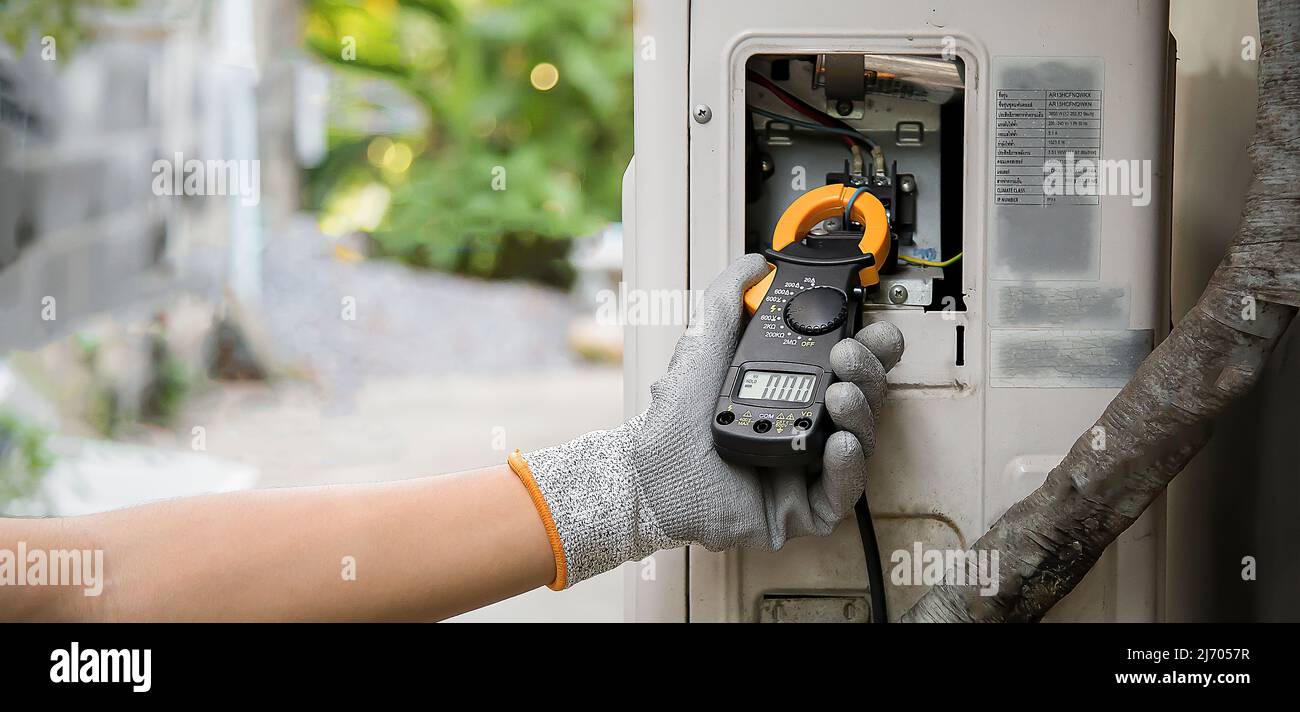 Technician checking air conditioning operation Stock Photo Alamy